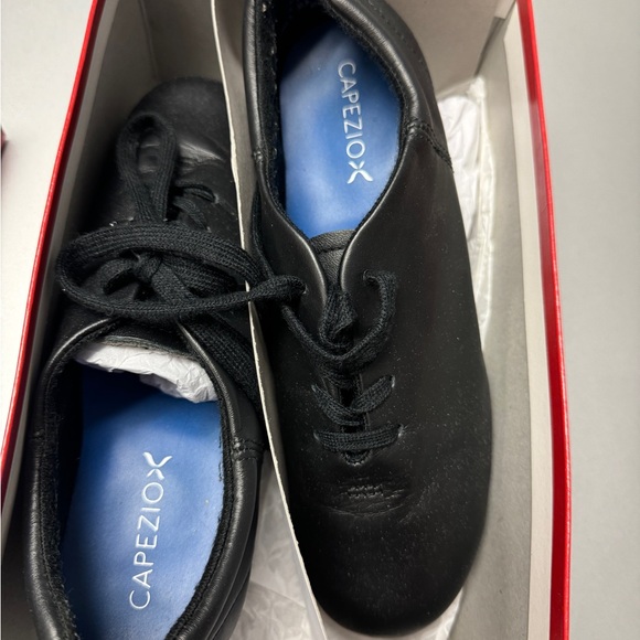Tap Shoes Black Capezio with string ties - Picture 2 of 4